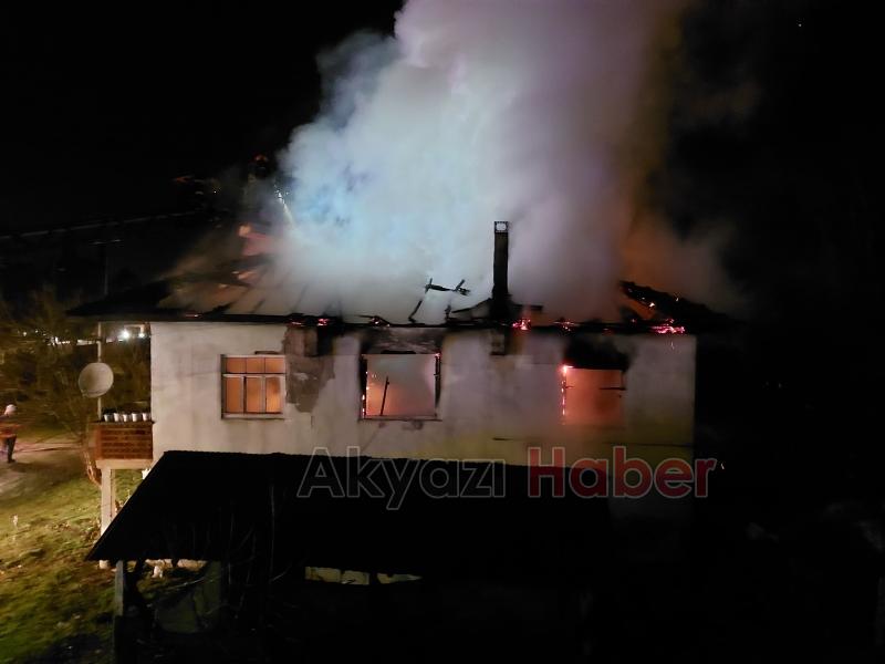 Alev topuna dönen ev tamamen yandı