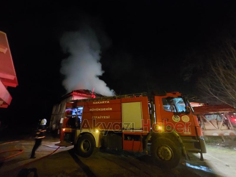 Alev topuna dönen ev tamamen yandı