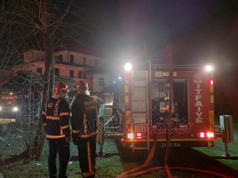 Alev topuna dönen ev tamamen yandı