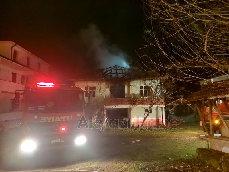 Alev topuna dönen ev tamamen yandı