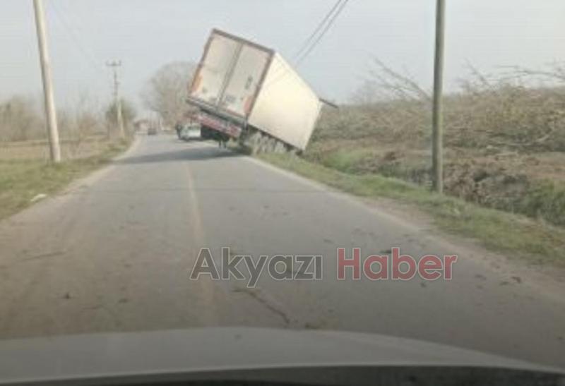 Kamyon şarampole düştü 1 yaralı