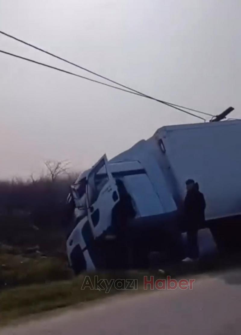 Kamyon şarampole düştü 1 yaralı