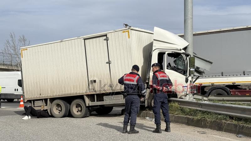 Kamyon direğe çarptı: 2 yaralı
