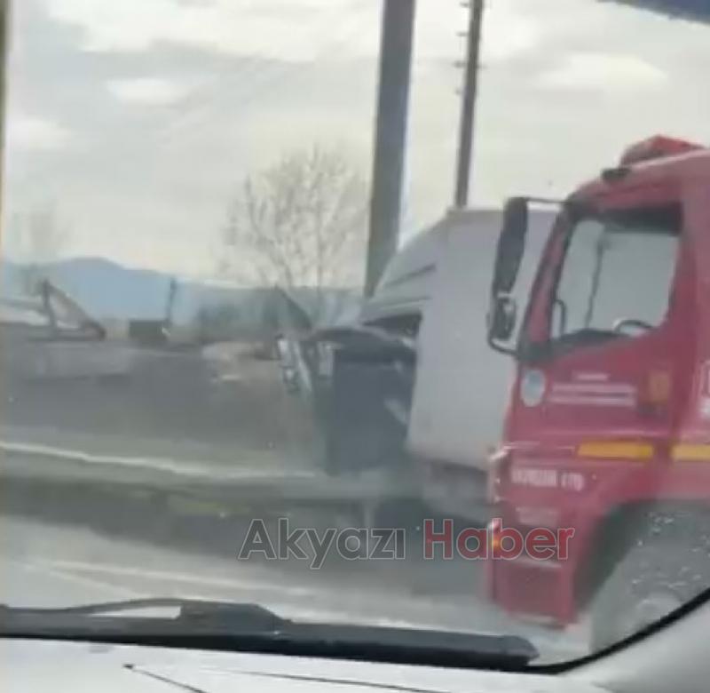 Kamyon direğe çarptı: 2 yaralı