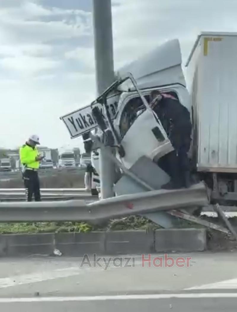 Kamyon direğe çarptı: 2 yaralı