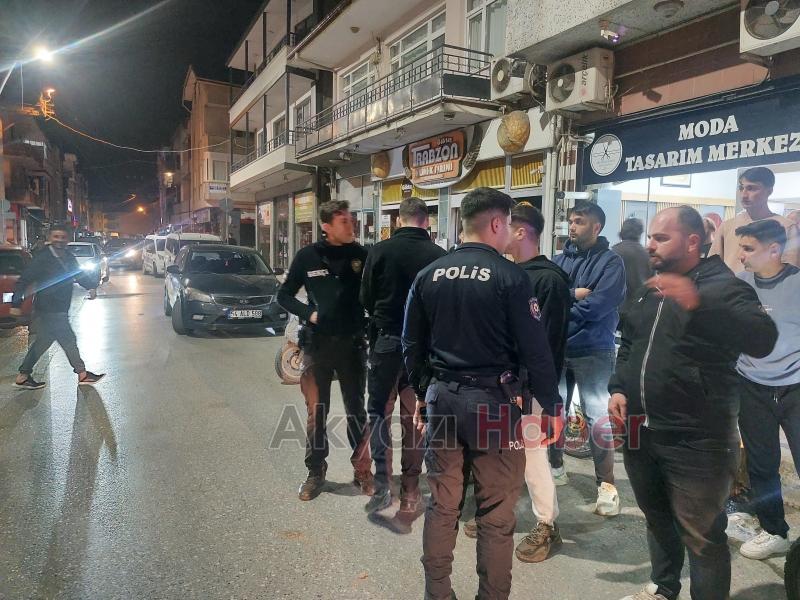 Caddede motosikletliler çarpıştı