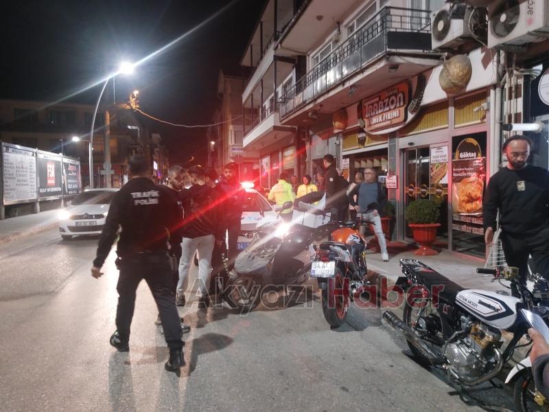Caddede motosikletliler çarpıştı