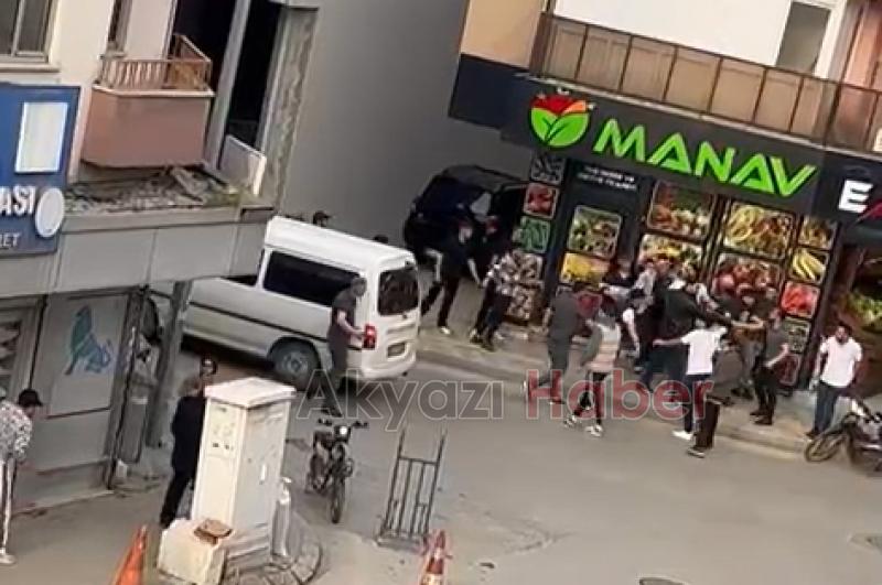 Gençler caddede birbirine girdi