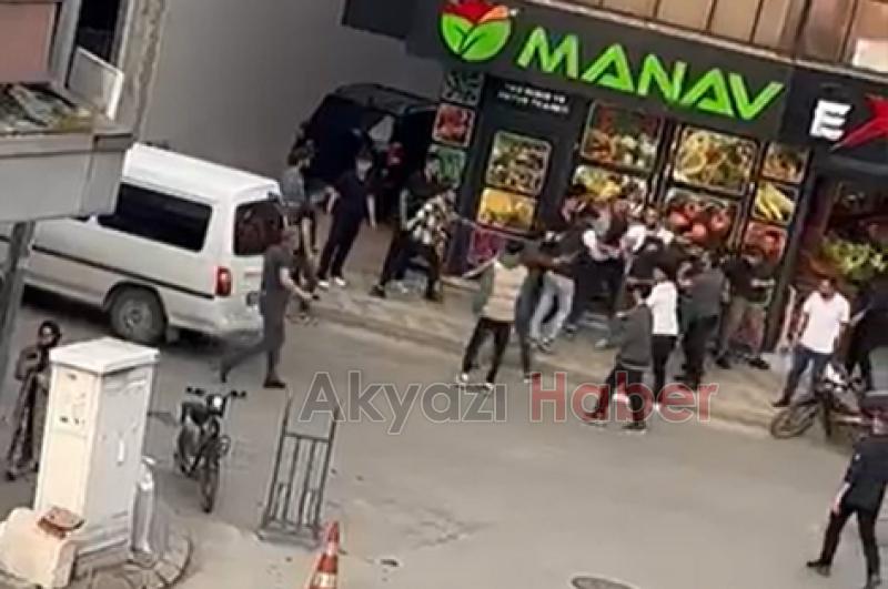 Gençler caddede birbirine girdi