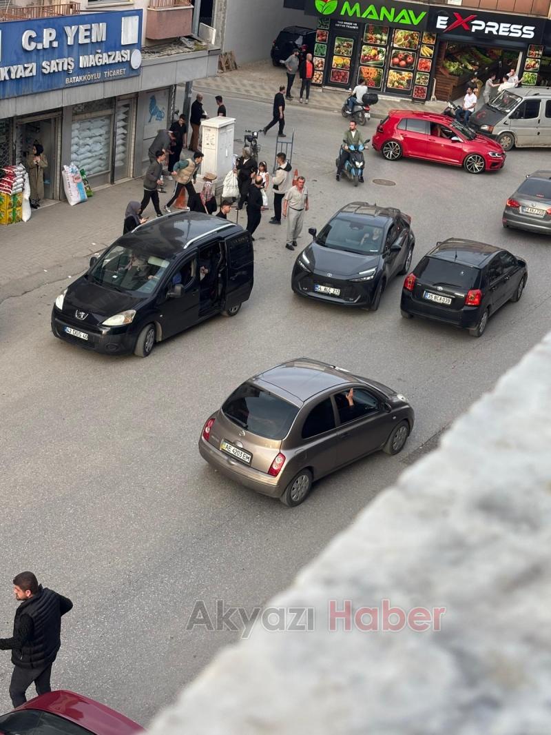 Gençler caddede birbirine girdi