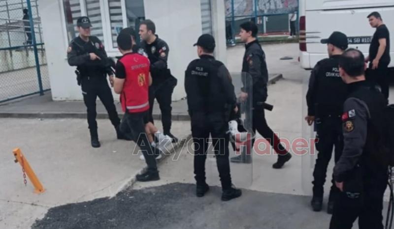 Taraftarlar satır ve döner bıçakları ile yakalandı