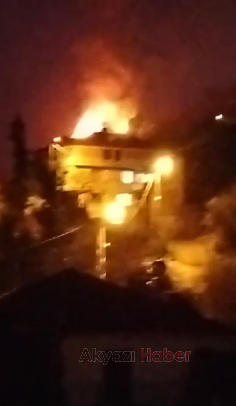 Samanların olduğu evin çatısı alev alev yandı