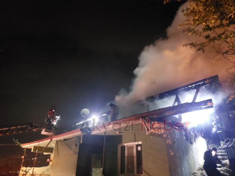 Samanların olduğu evin çatısı alev alev yandı