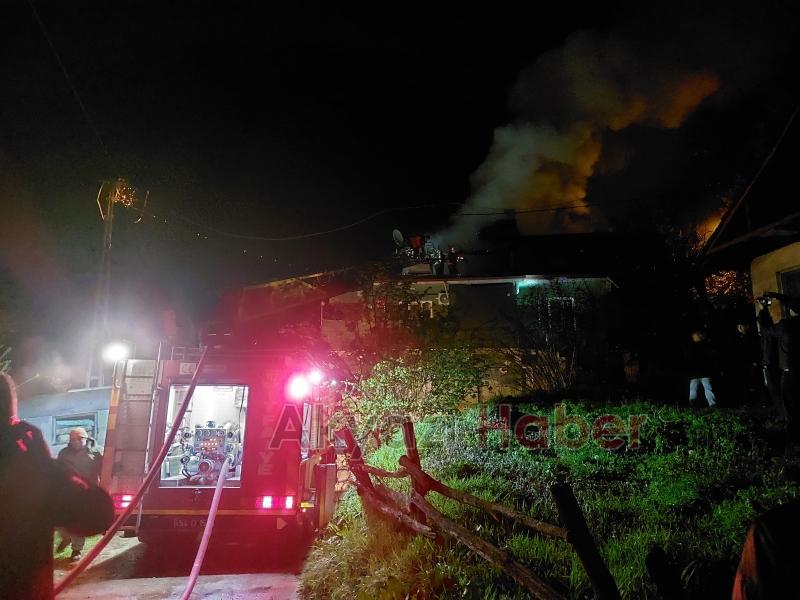 Samanların olduğu evin çatısı alev alev yandı