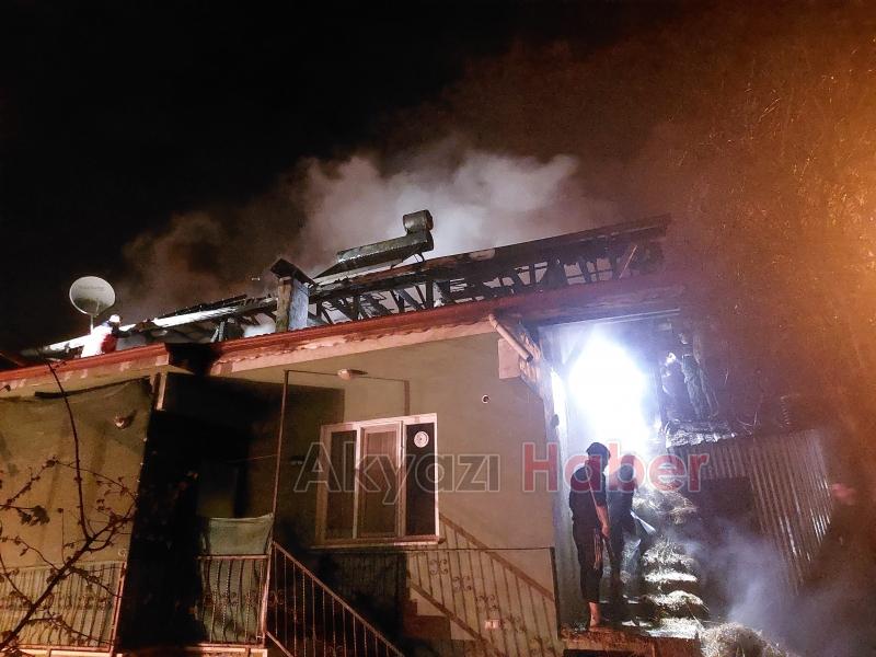Samanların olduğu evin çatısı alev alev yandı