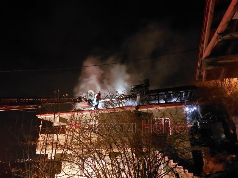 Samanların olduğu evin çatısı alev alev yandı
