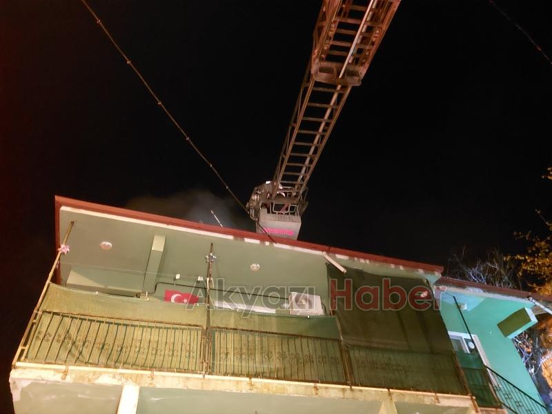 Samanların olduğu evin çatısı alev alev yandı