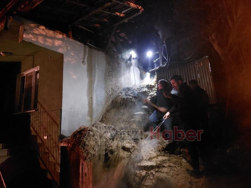 Samanların olduğu evin çatısı alev alev yandı