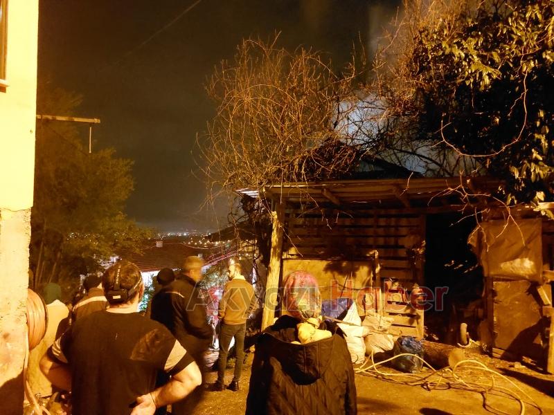 Samanların olduğu evin çatısı alev alev yandı