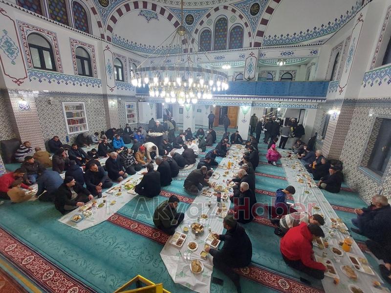 Yunus Emre Camii'nde geleneksel iftar sofraları devam ediyor