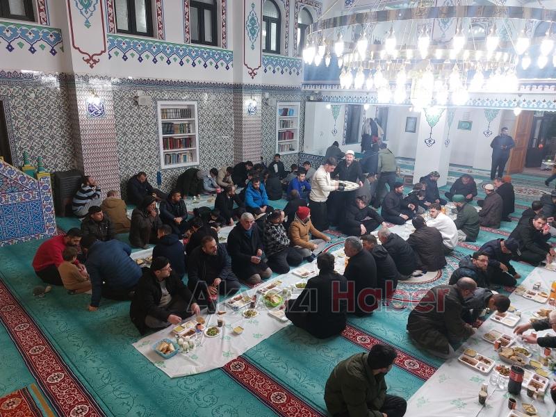 Yunus Emre Camii'nde geleneksel iftar sofraları devam ediyor