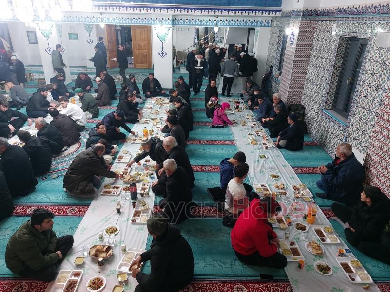 Yunus Emre Camii'nde geleneksel iftar sofraları devam ediyor
