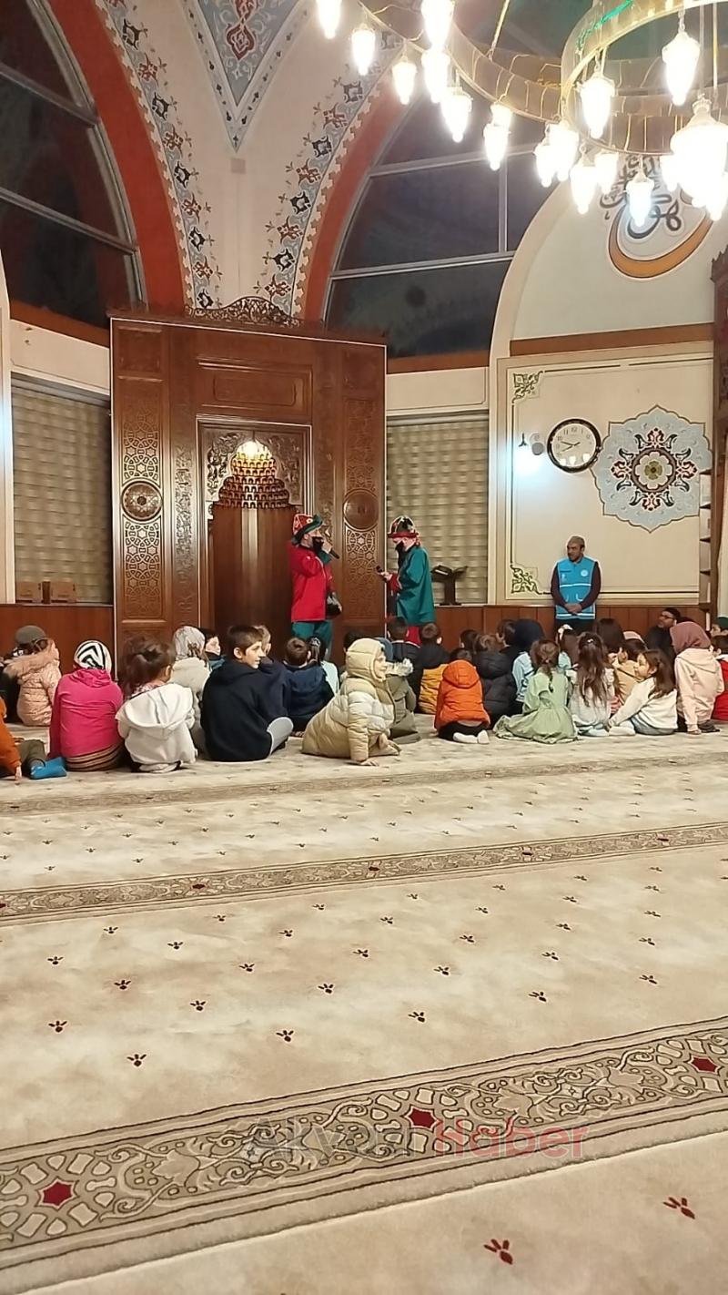 Akyazı Akşemsettin Camii’nde çocuklar için Ramazan dolayısıyla etkinlikler düzenlendi.