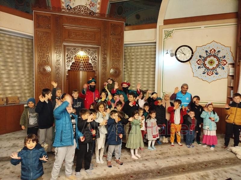 Akyazı Akşemsettin Camii’nde çocuklar için Ramazan dolayısıyla etkinlikler düzenlendi.