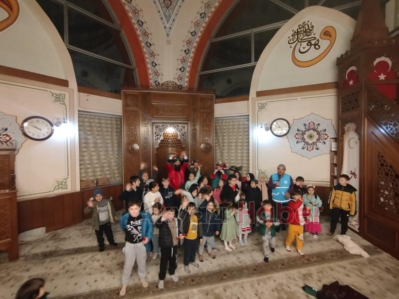 Akyazı Akşemsettin Camii’nde çocuklar için Ramazan dolayısıyla etkinlikler düzenlendi.