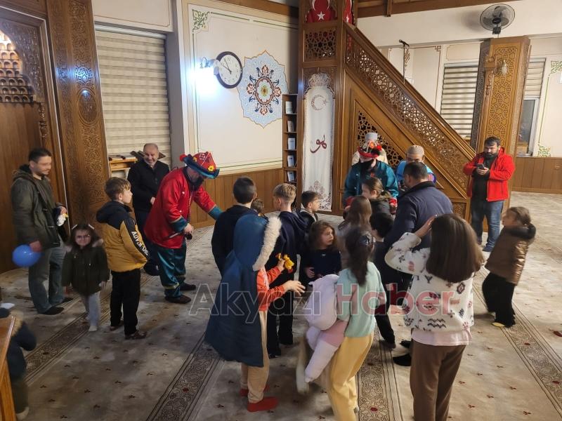 Akyazı Akşemsettin Camii’nde çocuklar için Ramazan dolayısıyla etkinlikler düzenlendi.