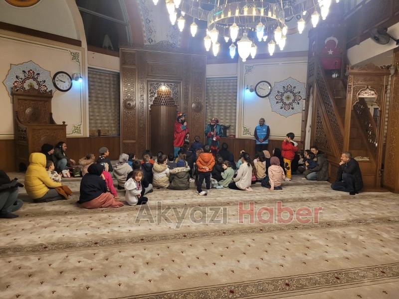 Akyazı Akşemsettin Camii’nde çocuklar için Ramazan dolayısıyla etkinlikler düzenlendi.