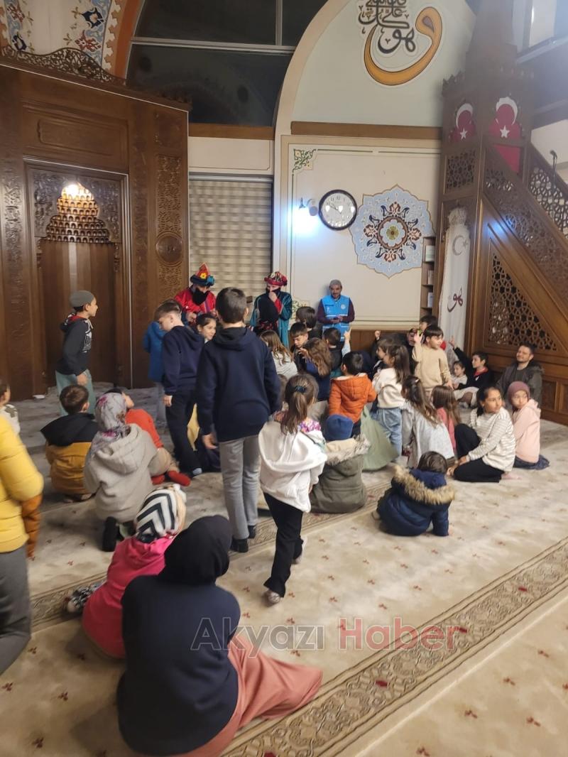 Akyazı Akşemsettin Camii’nde çocuklar için Ramazan dolayısıyla etkinlikler düzenlendi.