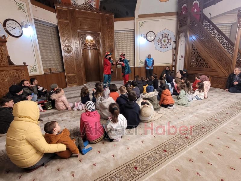 Akyazı Akşemsettin Camii’nde çocuklar için Ramazan dolayısıyla etkinlikler düzenlendi.