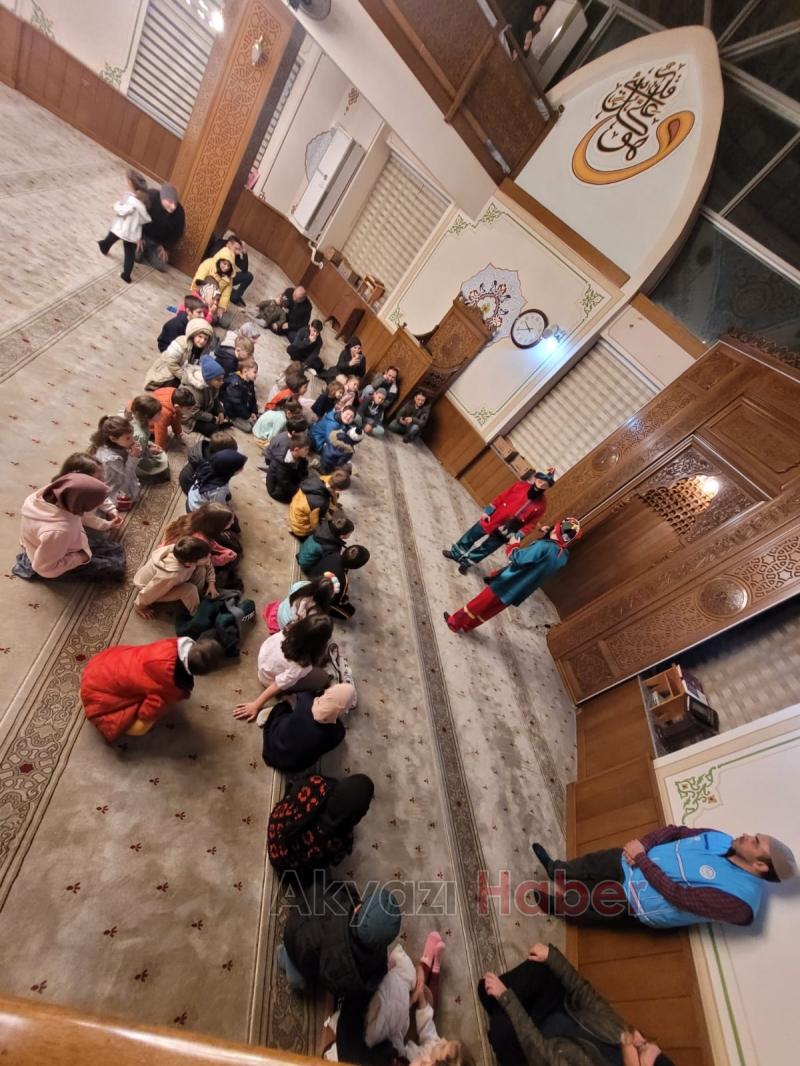 Akyazı Akşemsettin Camii’nde çocuklar için Ramazan dolayısıyla etkinlikler düzenlendi.