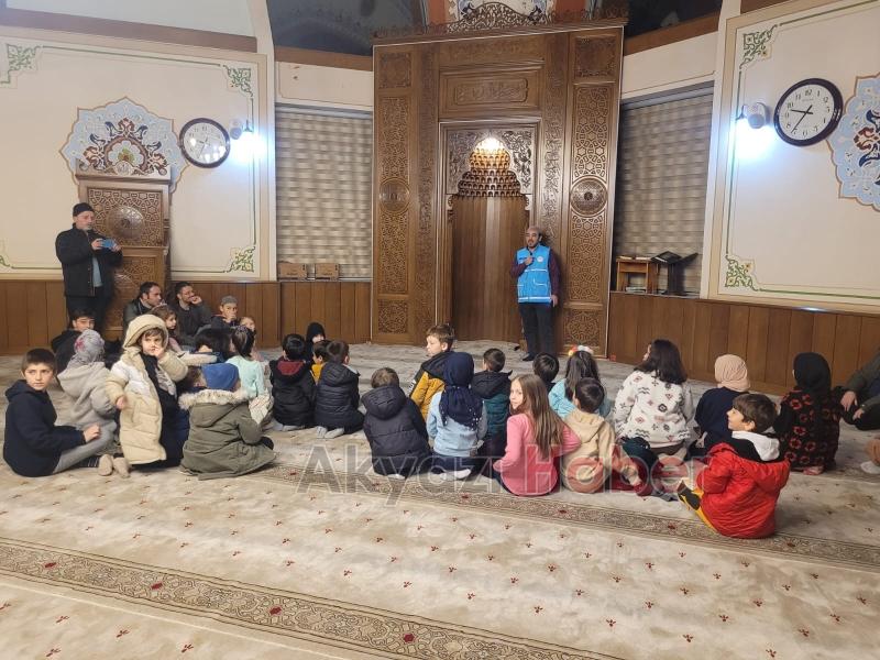 Akyazı Akşemsettin Camii’nde çocuklar için Ramazan dolayısıyla etkinlikler düzenlendi.