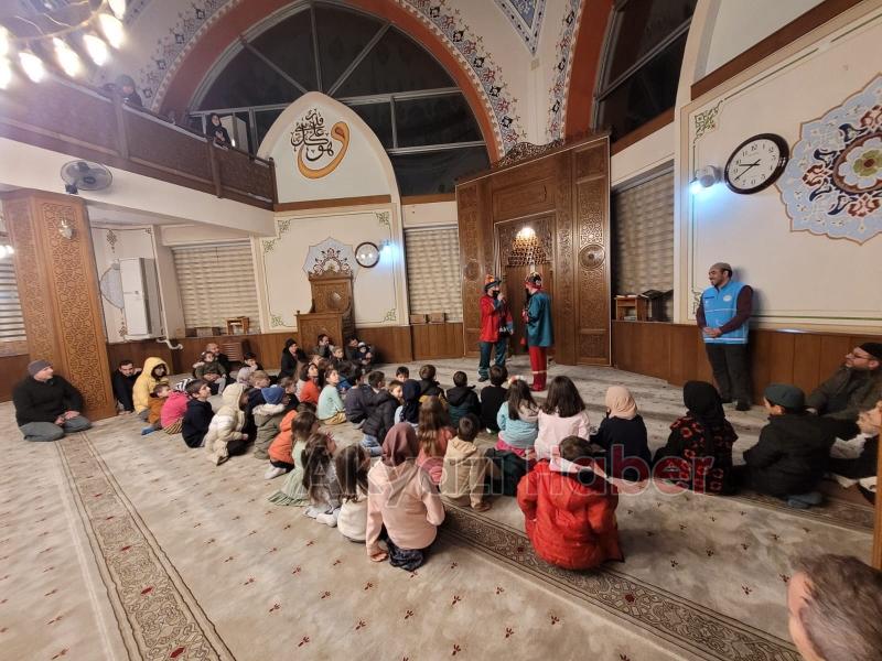 Akyazı Akşemsettin Camii’nde çocuklar için Ramazan dolayısıyla etkinlikler düzenlendi.