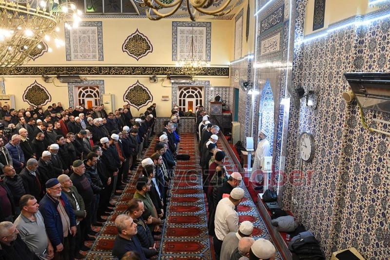 Diyanet İşleri Başkanı enderun usulüyle teravih namazı kıldırdı