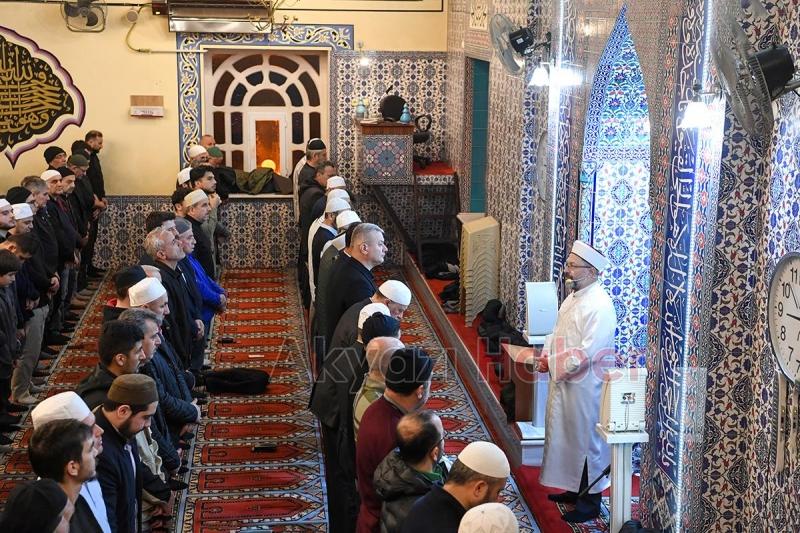 Diyanet İşleri Başkanı enderun usulüyle teravih namazı kıldırdı