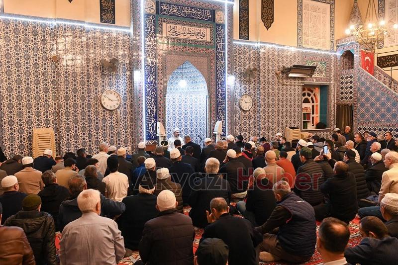 Diyanet İşleri Başkanı enderun usulüyle teravih namazı kıldırdı