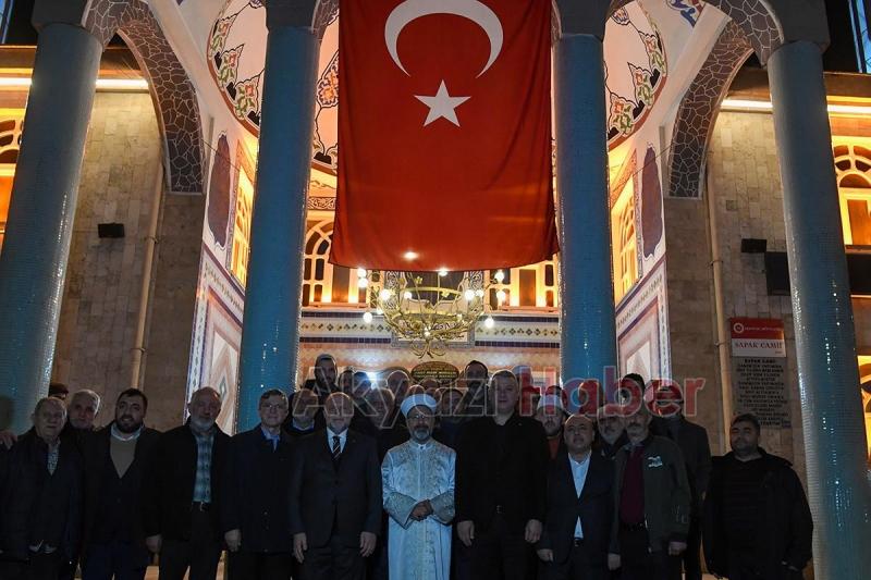 Diyanet İşleri Başkanı enderun usulüyle teravih namazı kıldırdı