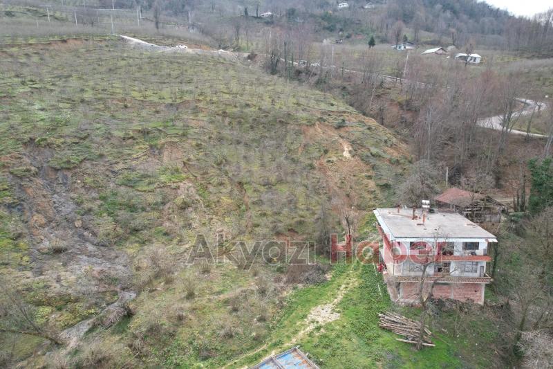 Mahalle kaymaya başladı,  vatandaşlar tedirgin