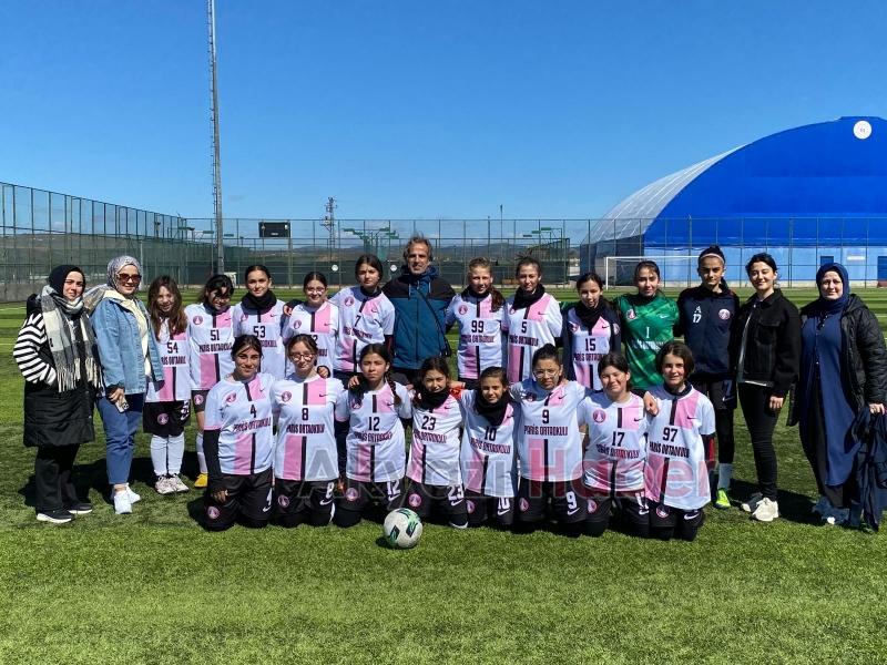 Paris Ortaokulu Yıldızlar Kız Futbol Takımı yarı finalde