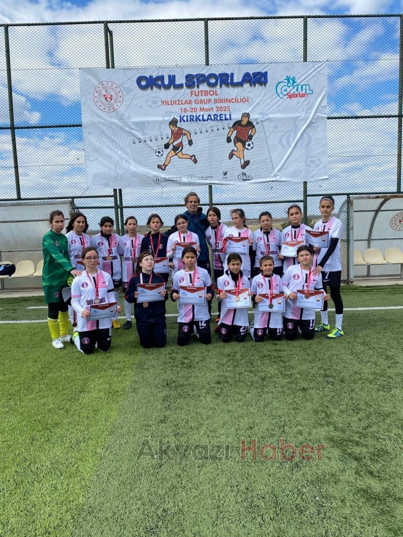 Paris Ortaokulu Yıldızlar Kız Futbol Takımı yarı finalde