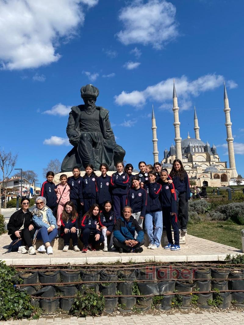 Paris Ortaokulu Yıldızlar Kız Futbol Takımı yarı finalde