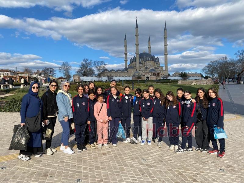 Paris Ortaokulu Yıldızlar Kız Futbol Takımı yarı finalde