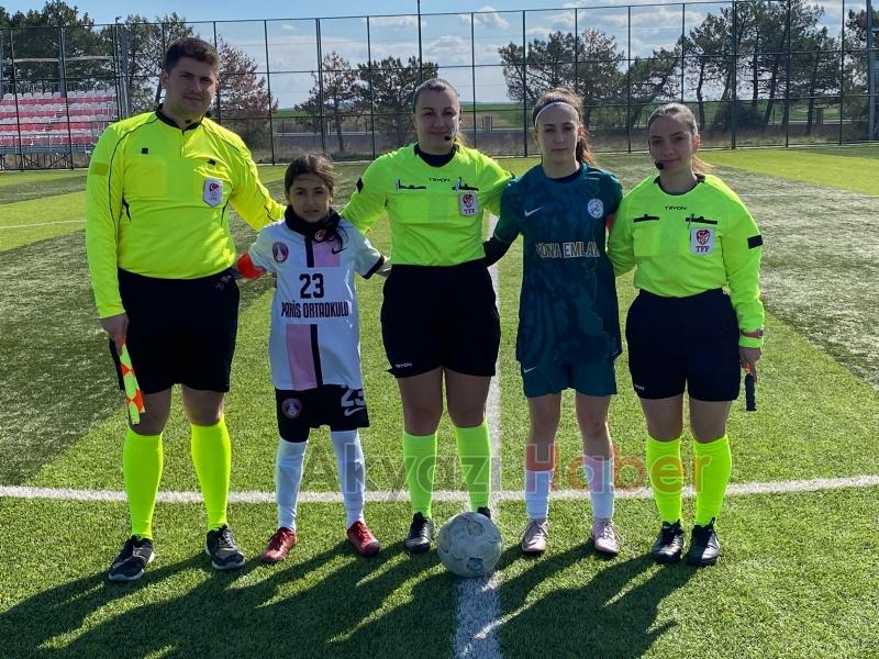 Paris Ortaokulu Yıldızlar Kız Futbol Takımı yarı finalde