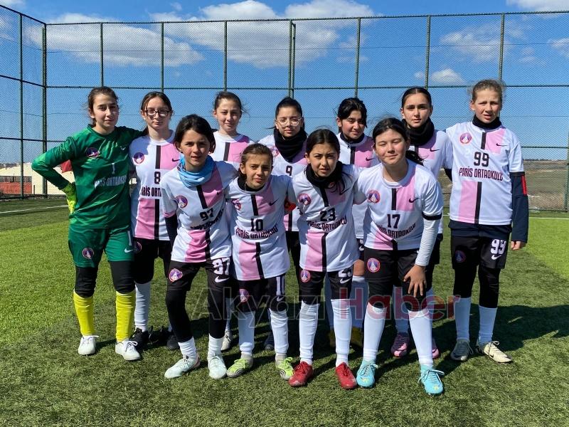 Paris Ortaokulu Yıldızlar Kız Futbol Takımı yarı finalde