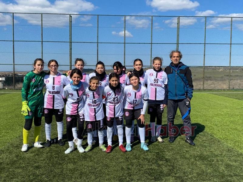 Paris Ortaokulu Yıldızlar Kız Futbol Takımı yarı finalde