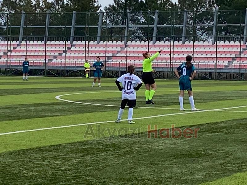 Paris Ortaokulu Yıldızlar Kız Futbol Takımı yarı finalde