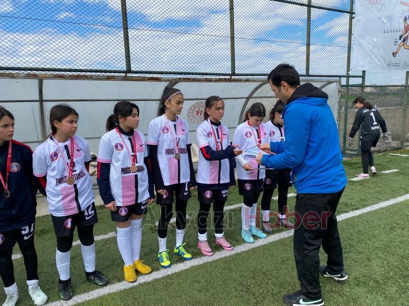 Paris Ortaokulu Yıldızlar Kız Futbol Takımı yarı finalde